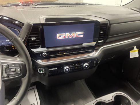 Used 2025 GMC Sierra 1500 SLT image 28