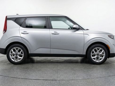 Used 2025 Kia Soul LX w/ LX Technology Package FWD image 11