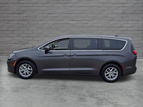 Used 2023 Chrysler Pacifica Touring-L FWD image 7