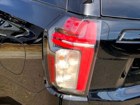 Used 2023 Chevrolet Tahoe Z71 w/ Luxury Package image 28