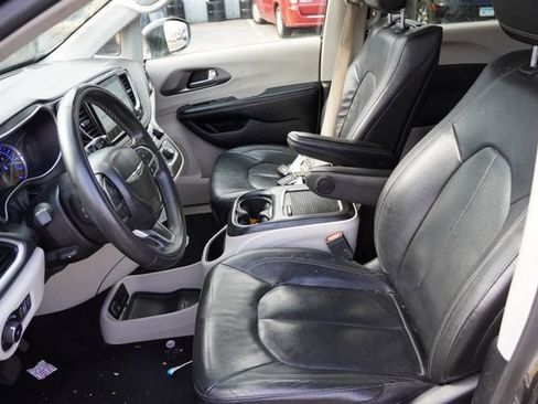 Used 2022 Chrysler Pacifica Touring-L w/ Uconnect Theater Family Group FWD image 5