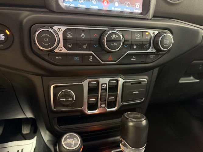 Used 2023 Jeep Wrangler Unlimited Sahara w/ Cold Weather Group AWD/4WD image 18