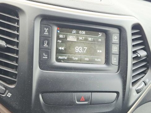 Used 2018 Jeep Cherokee Latitude w/ Cold Weather Group AWD/4WD image 13