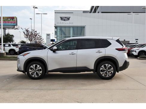 Used 2022 Nissan Rogue SV image 3