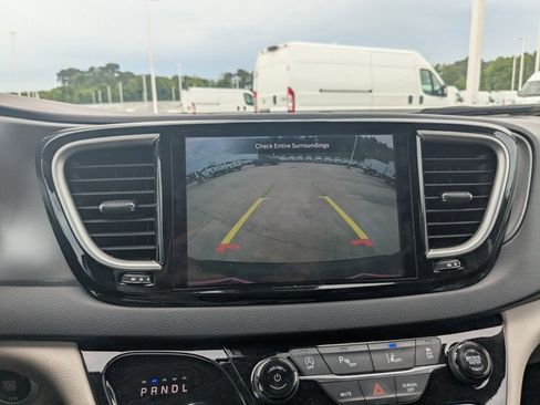 Used 2024 Chrysler Pacifica Touring-L image 13