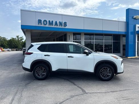 Used 2024 Nissan Rogue S FWD image 2