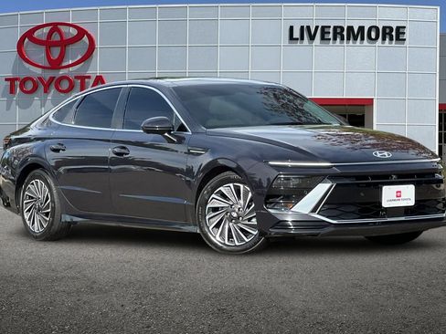 Used 2025 Hyundai Sonata Limited FWD image 2