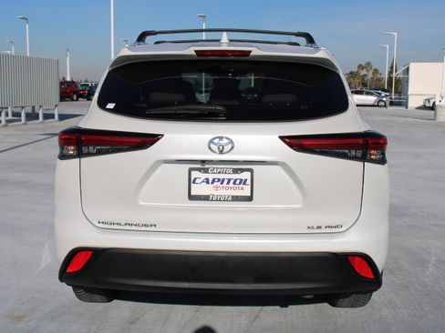 Certified 2022 Toyota Highlander XLE image 4