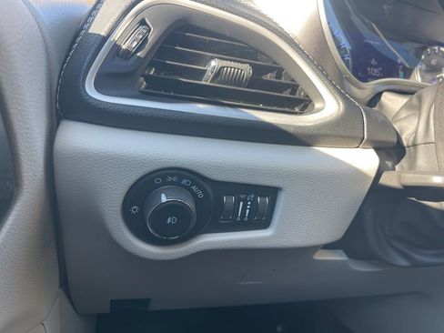 Used 2023 Chrysler Pacifica Touring-L image 29