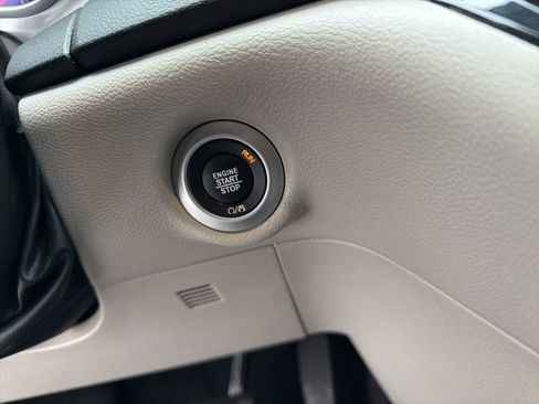 Used 2023 Chrysler Pacifica Touring-L image 21