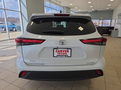 Used 2022 Toyota Highlander LE image 8