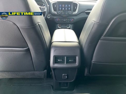 Used 2024 GMC Terrain SLT image 31