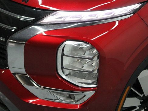 New 2025 Mitsubishi Outlander SE image 2