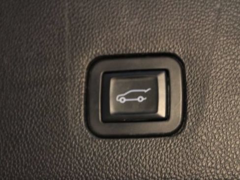 Used 2019 Chevrolet Traverse LT w/ LPO, Blackout Package AWD/4WD image 17
