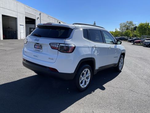 Used 2024 Jeep Compass Latitude AWD/4WD image 5