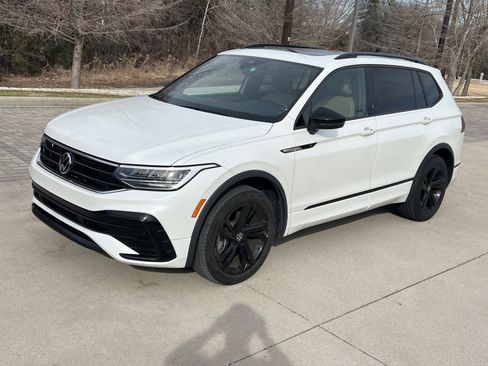 Certified 2023 Volkswagen Tiguan SE R-Line image 5