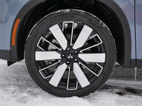 New 2025 Mitsubishi Outlander SE image 3