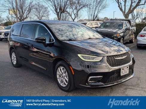 Used 2024 Chrysler Pacifica Touring-L image 1