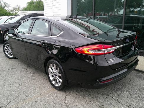 Used 2017 Ford Fusion SE w/ Fusion SE Technology Package FWD image 5