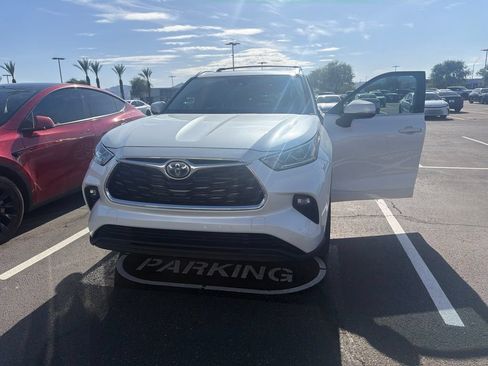 Used 2023 Toyota Highlander Limited FWD image 2