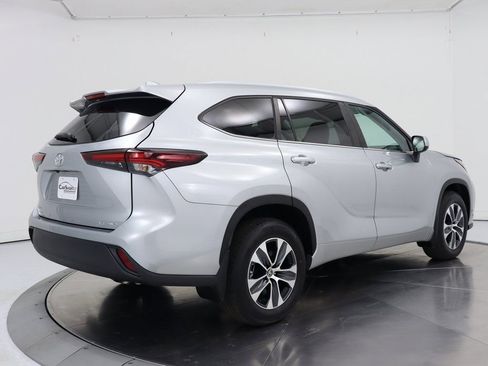 Used 2024 Toyota Highlander XLE image 5