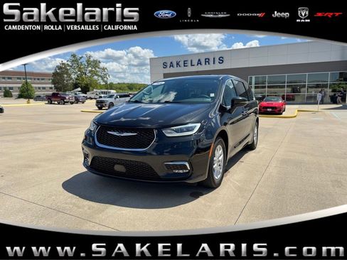 Used 2023 Chrysler Pacifica Touring-L FWD image 1