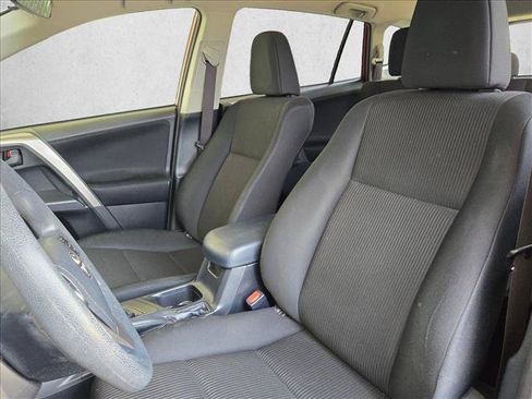 Used 2018 Toyota RAV4 LE FWD image 10