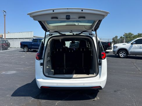 Used 2024 Chrysler Pacifica Touring-L FWD image 19