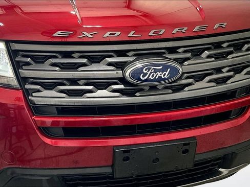 Used 2018 Ford Explorer XLT w/ XLT Appearance Package AWD/4WD image 32