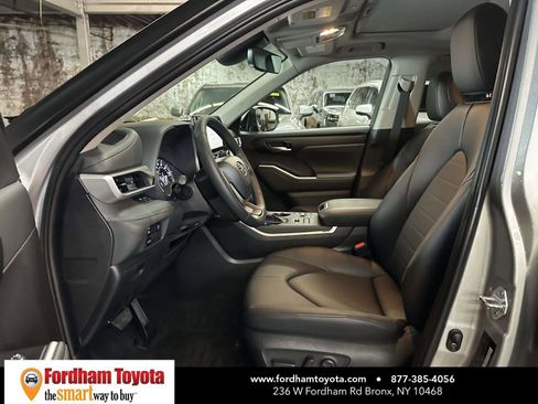Used 2025 Toyota Highlander XLE image 15
