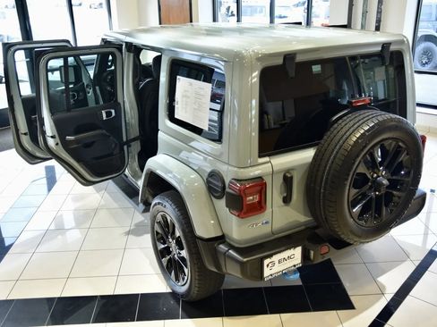 Used 2024 Jeep Wrangler Unlimited Sahara w/ Technology Group AWD/4WD image 8