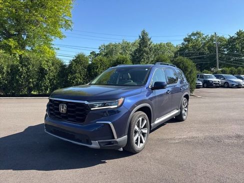 Certified 2023 Honda Pilot Touring image 3
