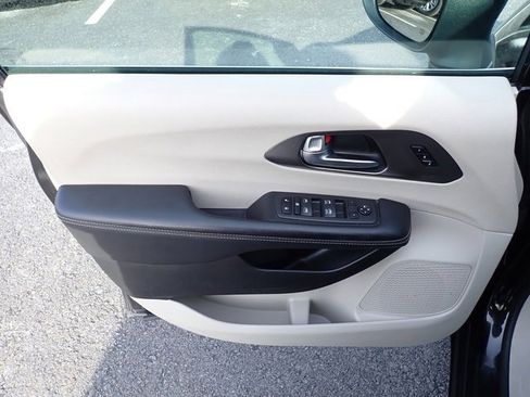 Used 2023 Chrysler Pacifica Touring-L image 21