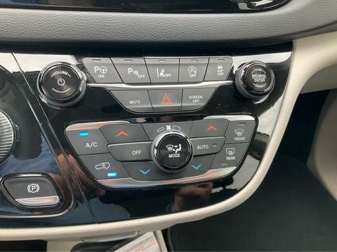 Used 2019 Chrysler Pacifica Touring Plus w/ Advanced Safetytec Group FWD image 11