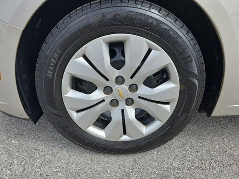 Used 2014 Chevrolet Cruze LS image 10