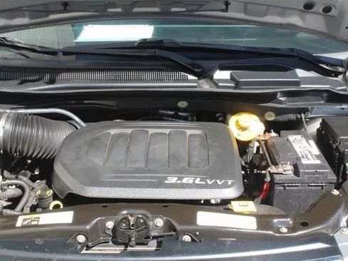 Used 2015 Chrysler Town & Country Touring image 13