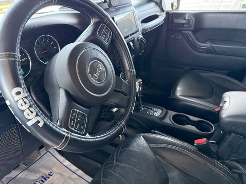 Used 2014 Jeep Wrangler Unlimited Sahara w/ Connectivity Group image 11