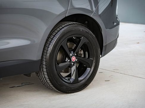 Used 2017 Jaguar F-PACE Prestige image 9