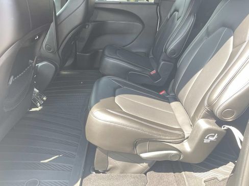 Used 2023 Chrysler Pacifica Touring-L w/ S Appearance Package FWD image 14