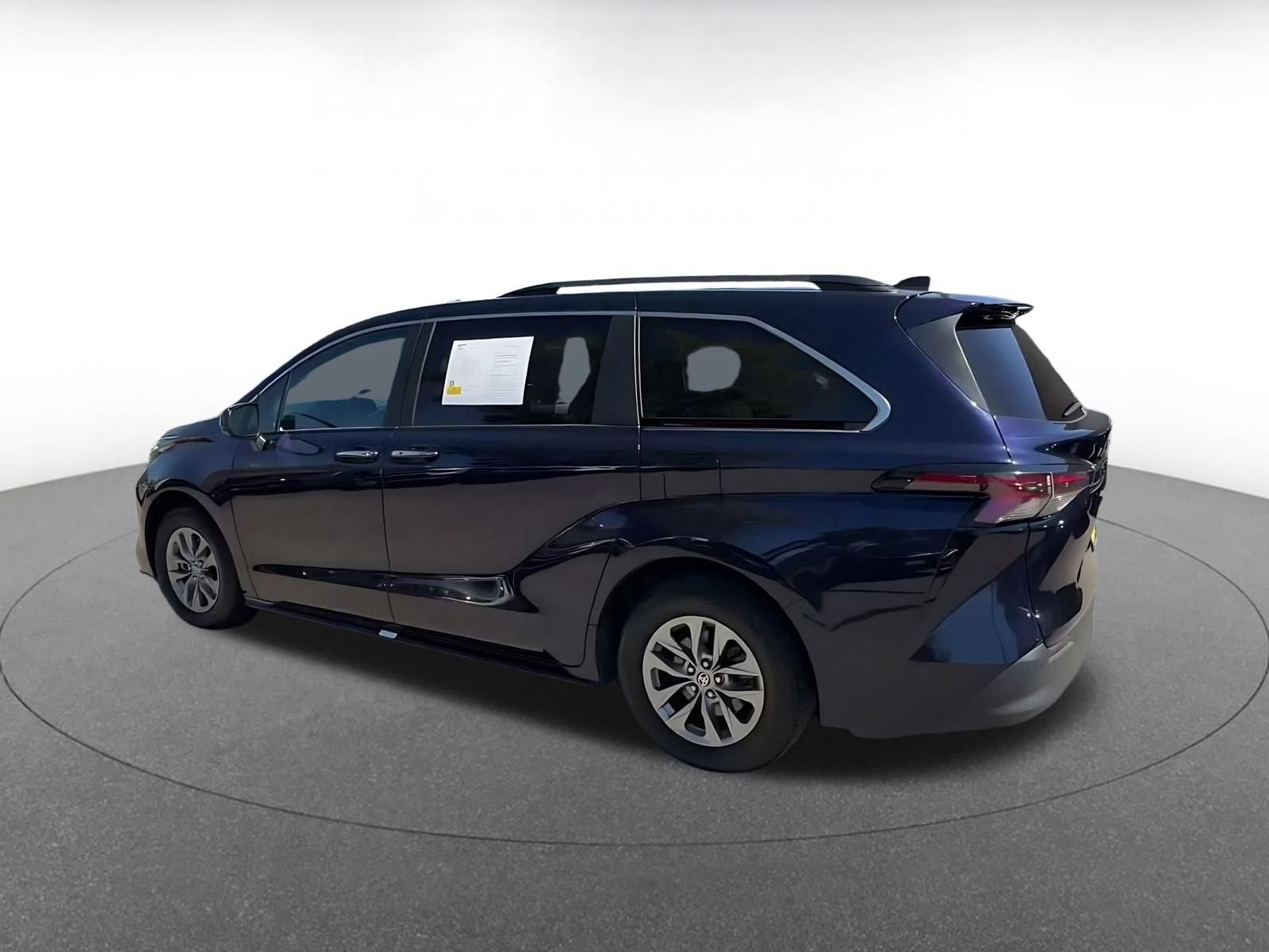 Used 2024 Toyota Sienna XLE FWD image 9