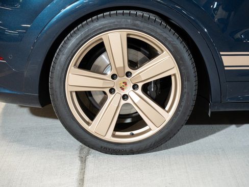 Used 2024 Porsche Cayenne Turbo AWD/4WD image 10