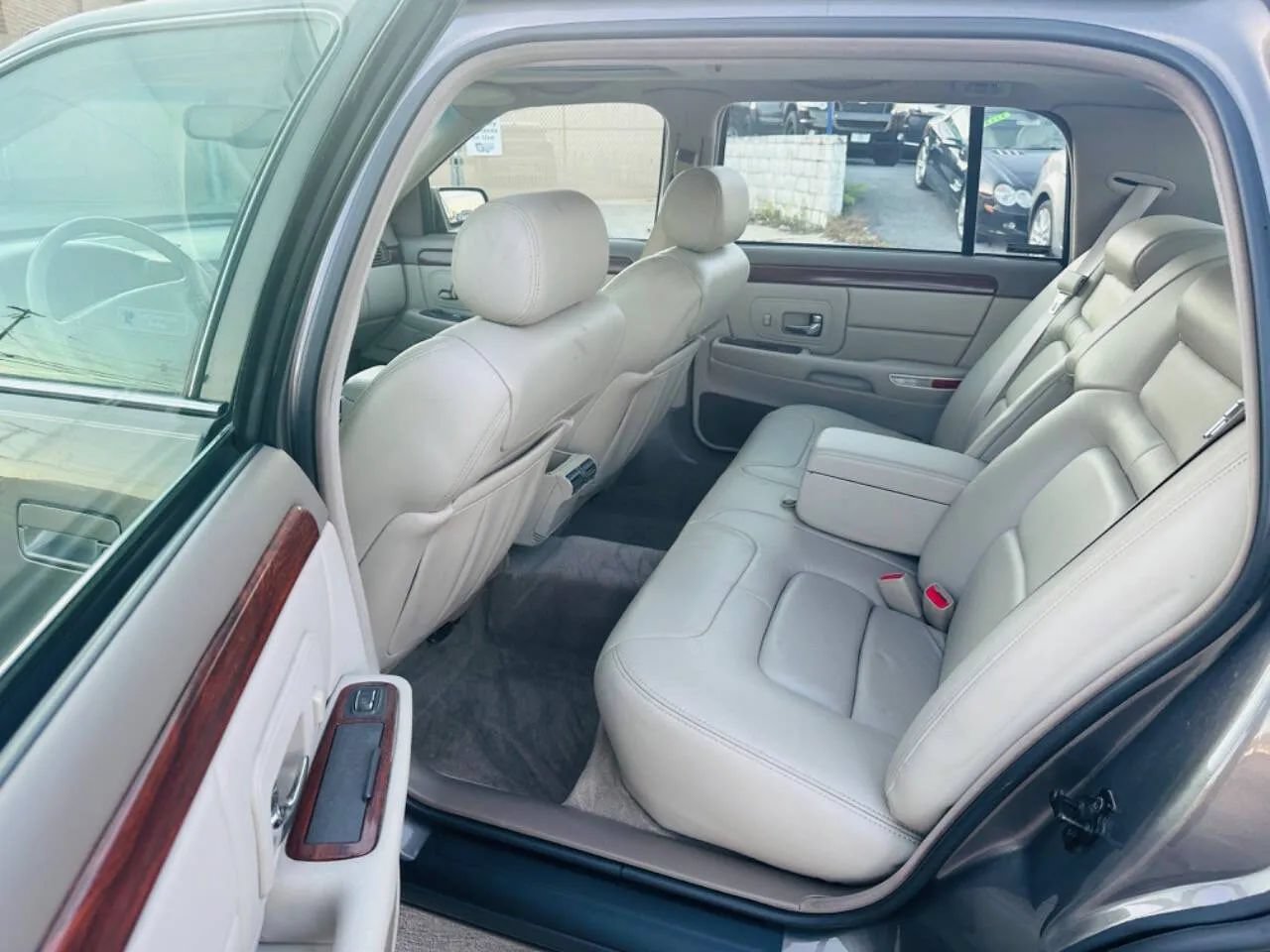 Used 1998 Cadillac De Ville FWD image 40