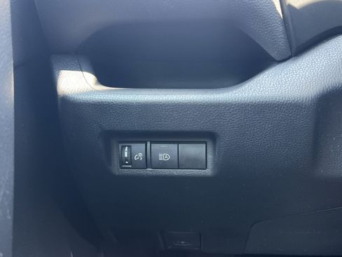 Used 2021 Toyota RAV4 XLE FWD image 11