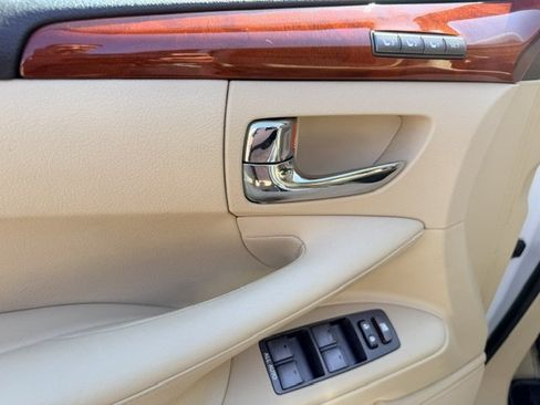 Used 2009 Lexus LX 570 4WD w/ Preferred Accessory Pkg image 9