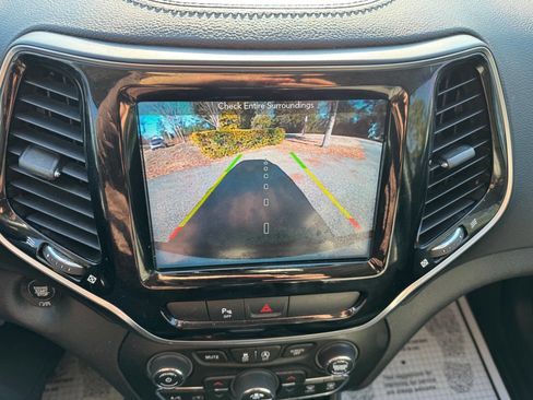 Used 2019 Jeep Cherokee Limited image 24