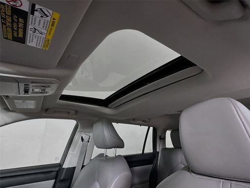 Used 2022 Toyota Highlander XLE AWD/4WD image 17