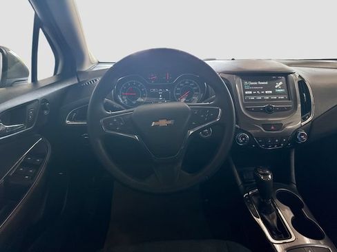 Used 2018 Chevrolet Cruze LT w/ Convenience Package FWD image 22