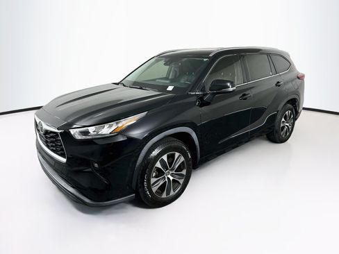 Used 2020 Toyota Highlander XLE FWD image 3