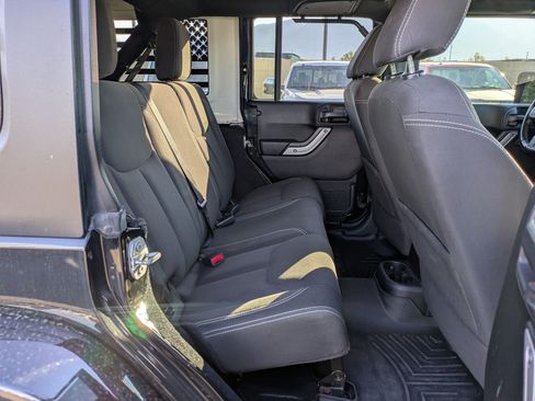 Used 2017 Jeep Wrangler Unlimited Sahara w/ Connectivity Group AWD/4WD image 29