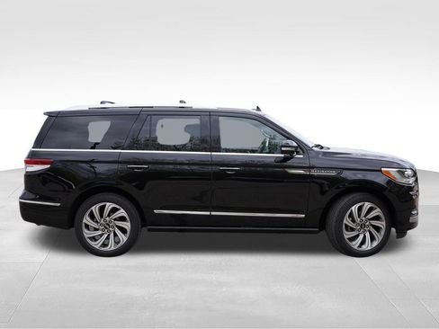 Used 2022 Lincoln Navigator Reserve AWD/4WD image 3